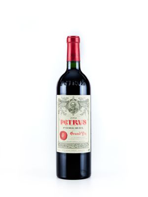 une bouteille de vin rouge posée sur une table blanche