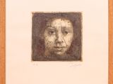 une image représentant le dessin du visage d'un homme dans un cadre en bois