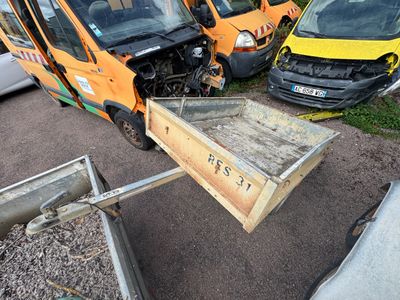 de nombreuses voitures garées les unes à côté des autres dans un parking