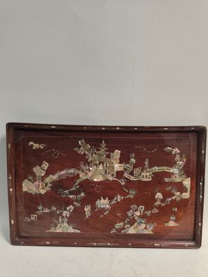 une vieille boîte en bois décorée d'une peinture, posée sur une table