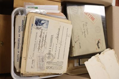 1 boite avec accumulation timbres et lettres
