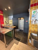 1 tour réfrigéré en inox à 4 portes avec saladette intégrée … (photo 4)