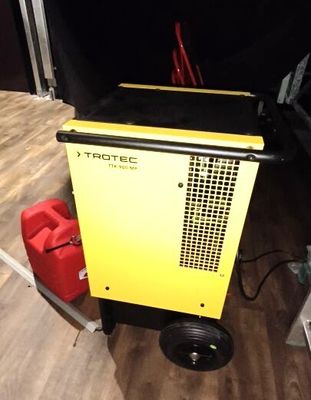 une petite machine jaune posée par terre