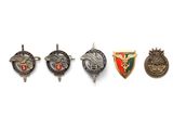 quatre insignes de formes et de tailles différentes sur un fond blanc