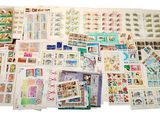 de nombreux types de timbres différents et des timbres posés sur la table