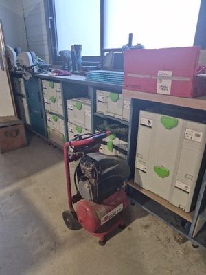 une borne d'incendie rouge posée devant un tas de cartons