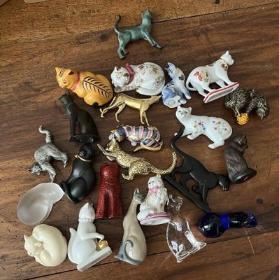 de nombreux types de figurines sur la table