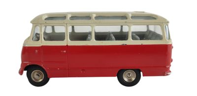 un bus rouge et blanc qui se trouve sur une surface blanche