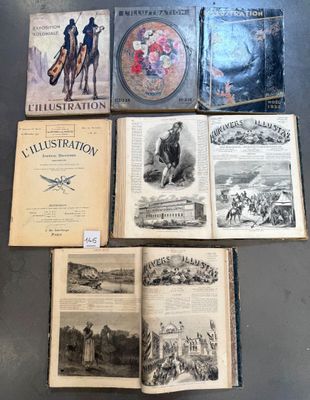 plusieurs vieux livres posés sur une table les uns à côté des autres