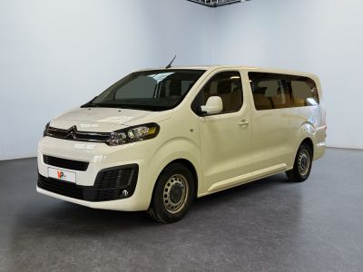 La camionnette blanche est garée dans la grande salle du bâtiment.