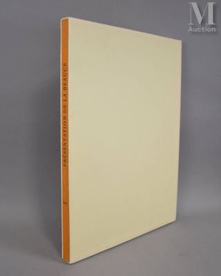 un livre blanc aux bords orange posé sur une surface grise