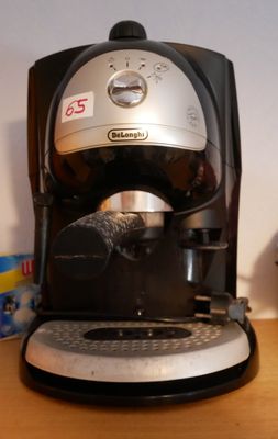 une cafetière posée sur une table en bois
