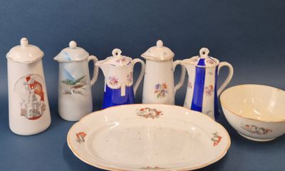 une table avec un bol, une théière et une assiette