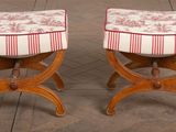 une paire de tabourets en bois recouverts de tissu rouge et blanc