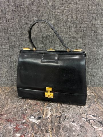 Sac portée main en cuir noir, compartiment amovible sur le bas. 