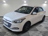 la voiture blanche est garée sur le sol à carreaux d'un garage