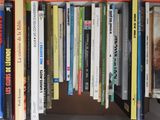 plusieurs livres qui se trouvent ensemble sur une étagère