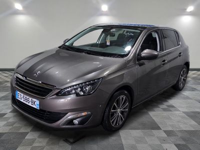 la voiture grise est garée sur un sol en damier dans le garage