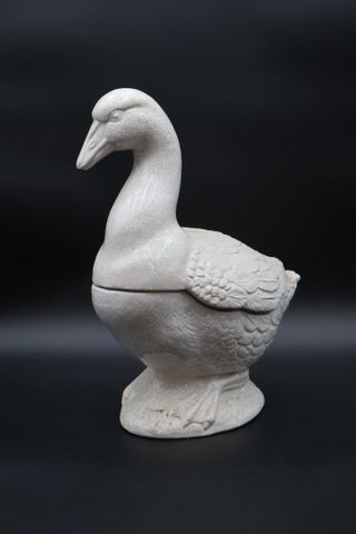 Terrine en forme de canard en faïence craquelé. H 37 L 33 cm