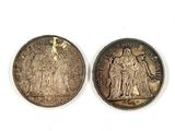 deux pièces d'argent sur lesquelles figurent les portraits d'une femme et d'un homme