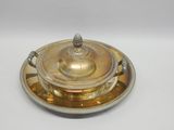 un plat ancien en argent, muni d'un couvercle et d'une soucoupe posée dessus