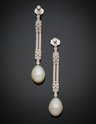 une paire de boucles d'oreilles en perles et diamants