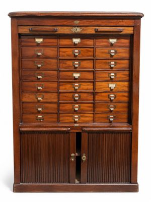 une vieille commode en bois avec de nombreux tiroirs et des poignées en laiton
