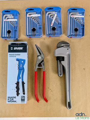 Plusieurs pinces, pinces et encore des pinces sont disposées sur une table