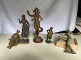 de nombreuses figurines en bronze posées sur une table