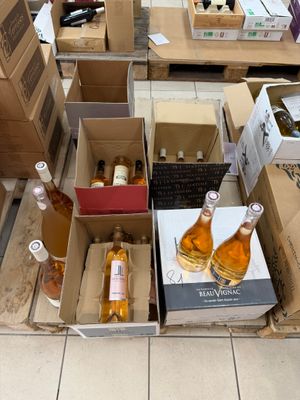 de nombreuses caisses d'alcool par terre dans un magasin