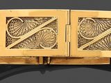 une photo d'un bracelet en or orné d'un motif