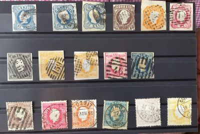 de nombreux types de timbres exposés sur une étagère