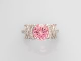 une bague en tourmaline rose et diamant