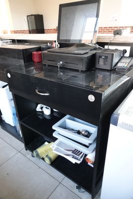 une photo d'un bureau d'ordinateur sur lequel se trouve une imprimante
