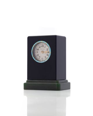 une horloge noire avec un cadran bleu sur un fond blanc