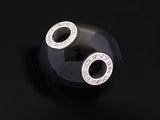 paire de boucles d'oreilles noires et blanches ornées de diamants sur un fond noir