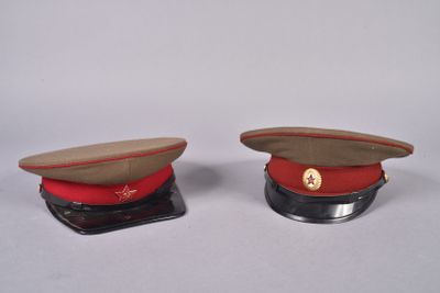 Deux casquettes soviétiques en drap kaki et bandeau rouge, v…