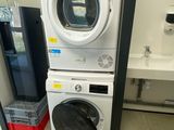 une machine à laver et un sèche-linge installés dans une pièce