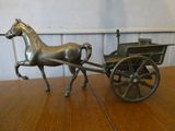 statue représentant un cheval tirant une calèche, posée sur une table en bois