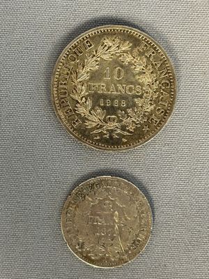 deux pièces d'or, l'une pour la France et l'autre pour la France