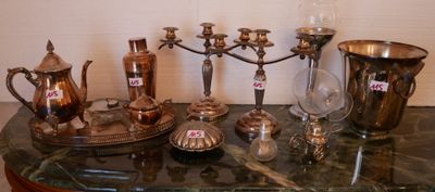 une table sur laquelle sont disposés de nombreux objets en argent