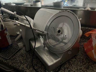 une machine posée sur le comptoir d'une cuisine