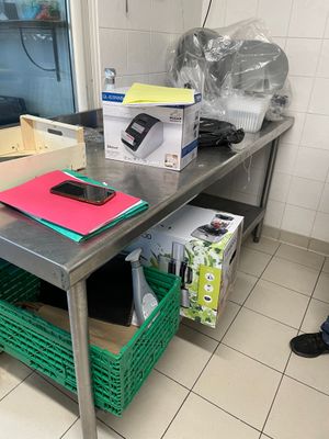 une table en métal sur laquelle sont posées plusieurs boîtes