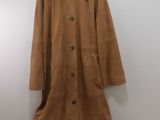 manteau marron suspendu à un cintre dans une pièce blanche