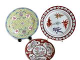 trois assiettes ornées de motifs d'oiseaux et de fleurs sur un fond blanc