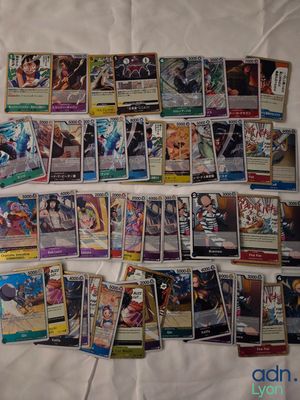 beaucoup de cartes qui traînent sur le lit