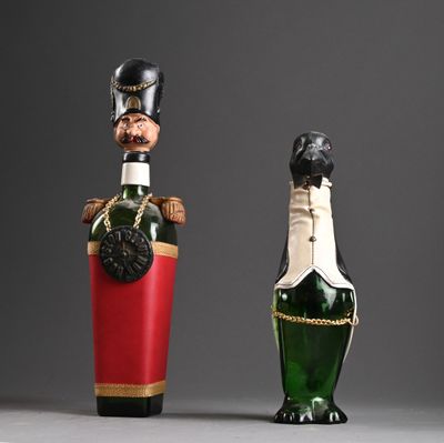 deux bouteilles de vin sur lesquelles trône une figurine de soldat