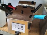 une photo d'une machine posée sur un comptoir