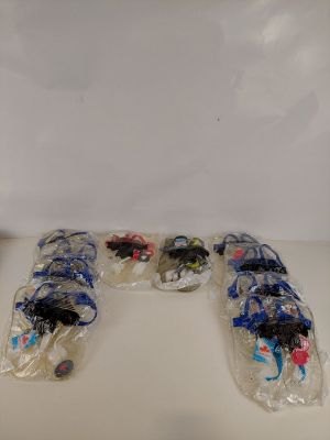 un objet en plastique posé sur une table
