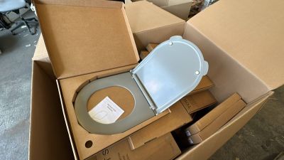 une boîte en carton contenant des toilettes
